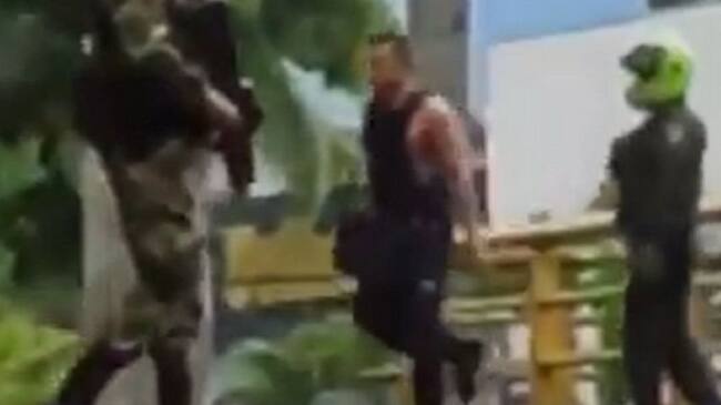 En varios videos se observa a ciudadanos haciendo uso de armas, al lado de policías.