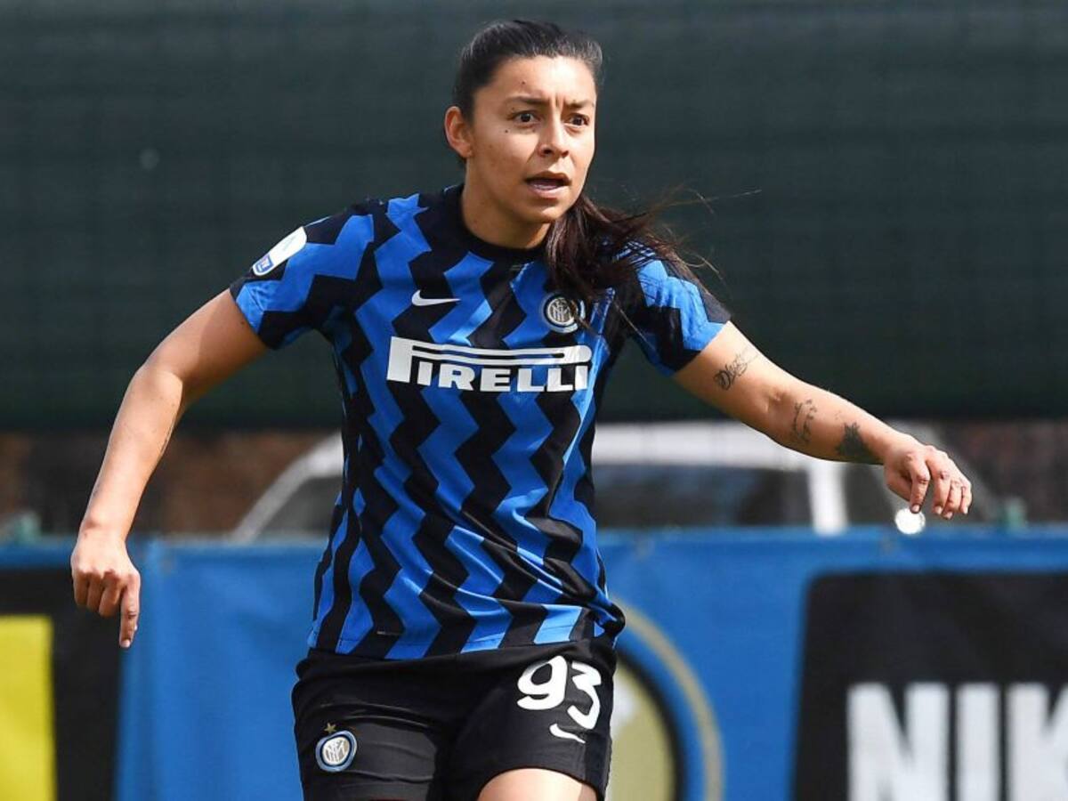 Yoreli Rincón: "Nos llevan años luz, acá realmente es fútbol profesional"