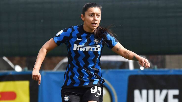 Yoreli Rincón: "Nos llevan años luz, acá realmente es fútbol profesional"