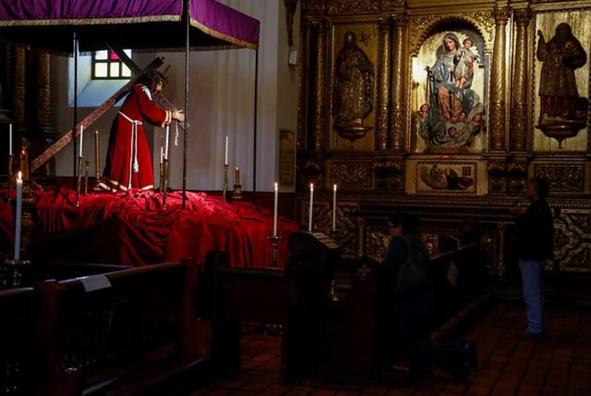 Imágenes de algunas de los principales templos e iglésias cátolicas de Bogotá, donde los fieles se reúnen a conmemorar la pasión de Cristo.