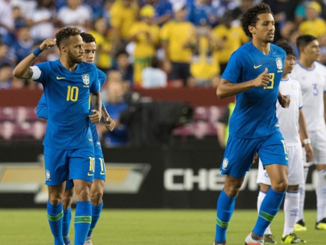 Brasil se divierte y golea a El Salvador