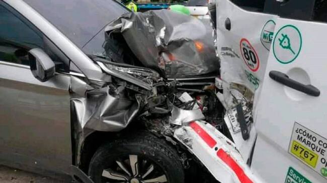 El mandatario chocó con un bus de la empresa Berlitur, presuntamente por una falla mecánica del automotor en el que se movilizaba