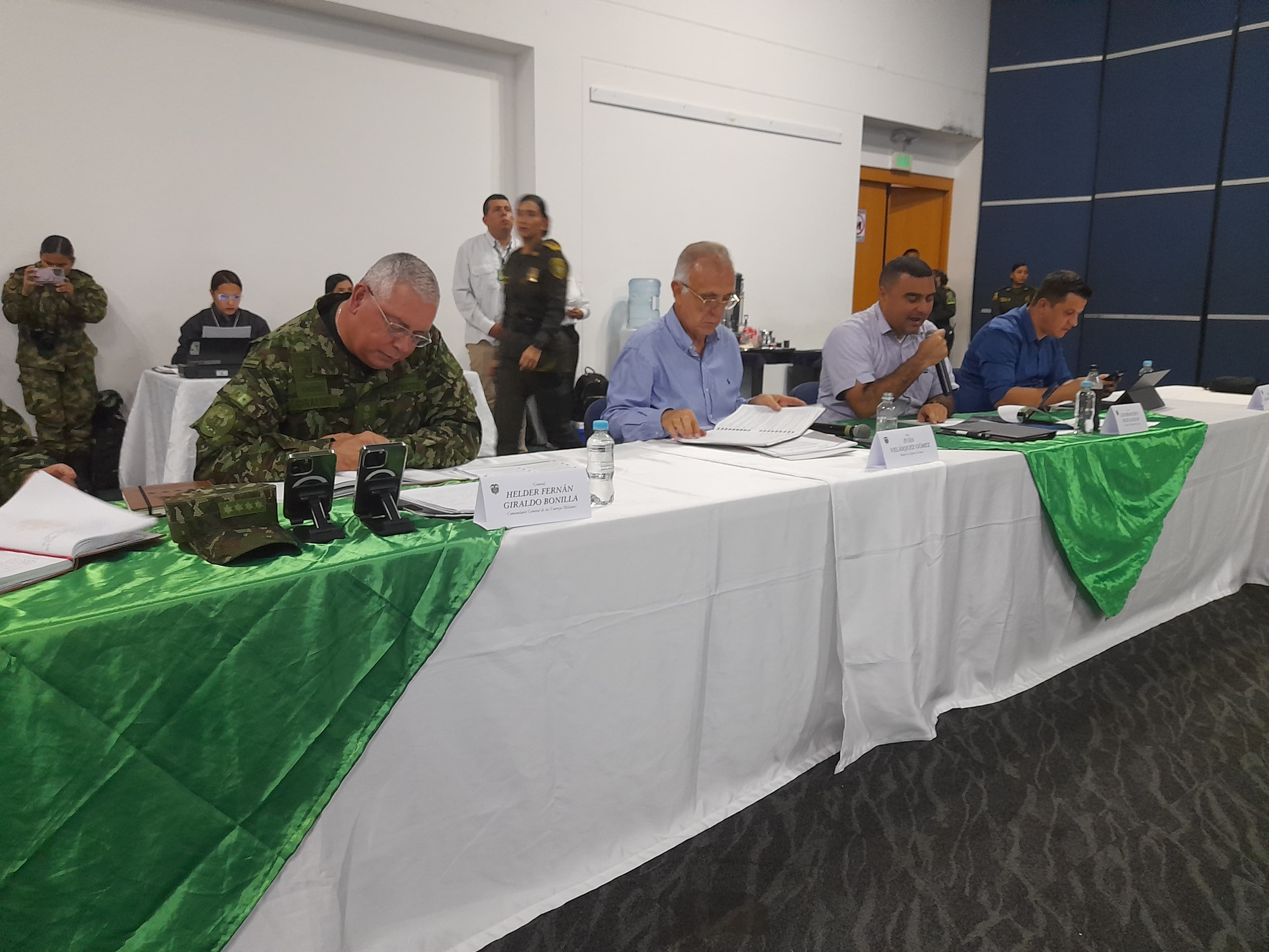 Iván Velásquez y la cúpula militar y policial en Caquetá. Cortesía: MinDefensa.
