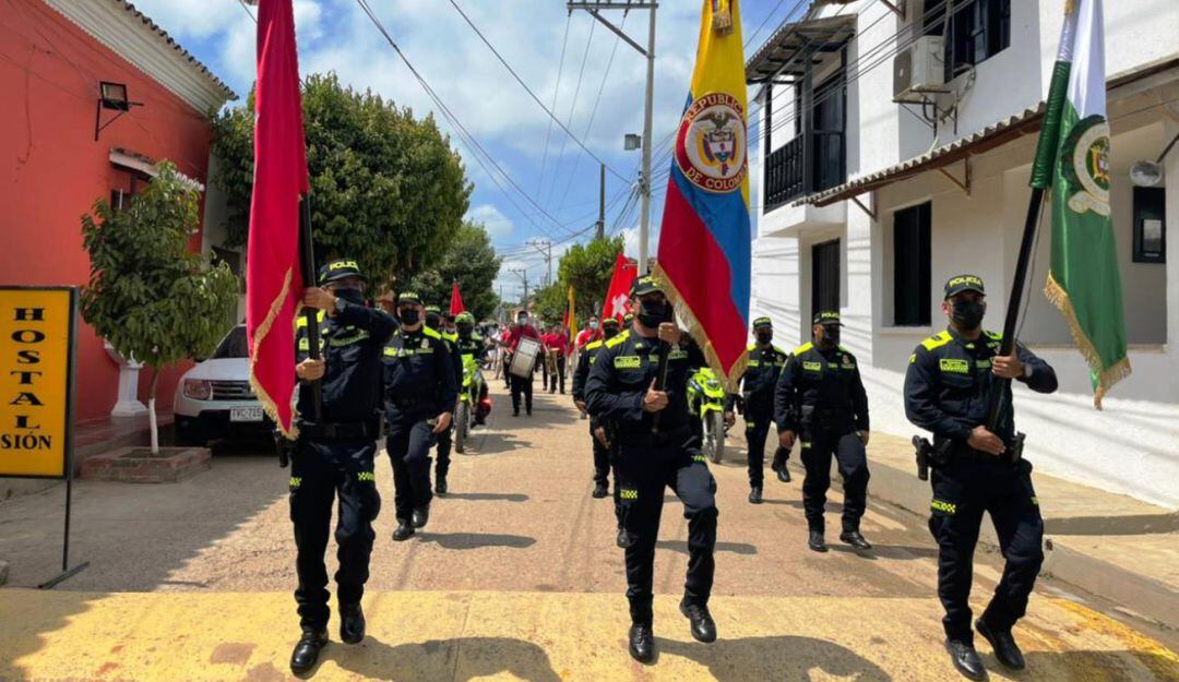 Policía de Bolívar presente en la santa misa, un desfile y una ofrenda floral 