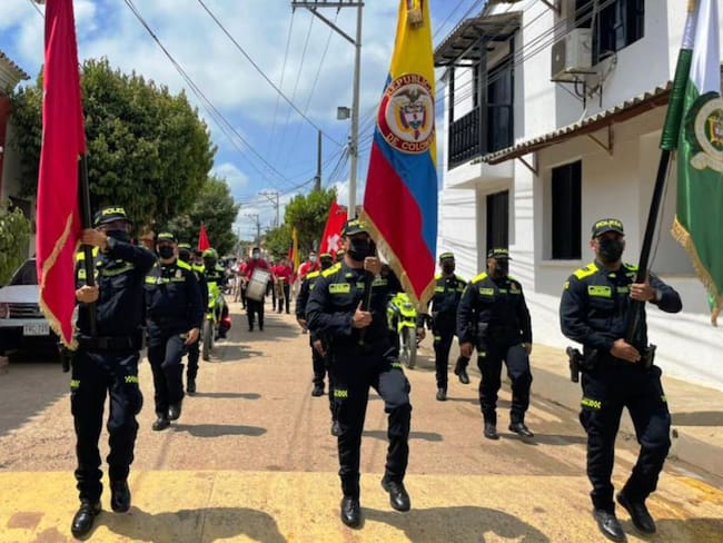 Policía de Bolívar presente en la santa misa, un desfile y una ofrenda floral 