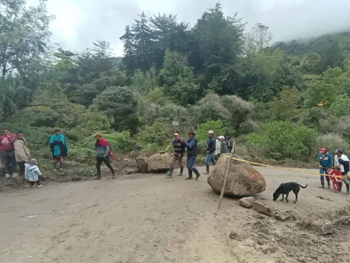 Con rocas cierran el sector La Lágrima en Úmbita, vía alterna al colapso del Puente Sisa