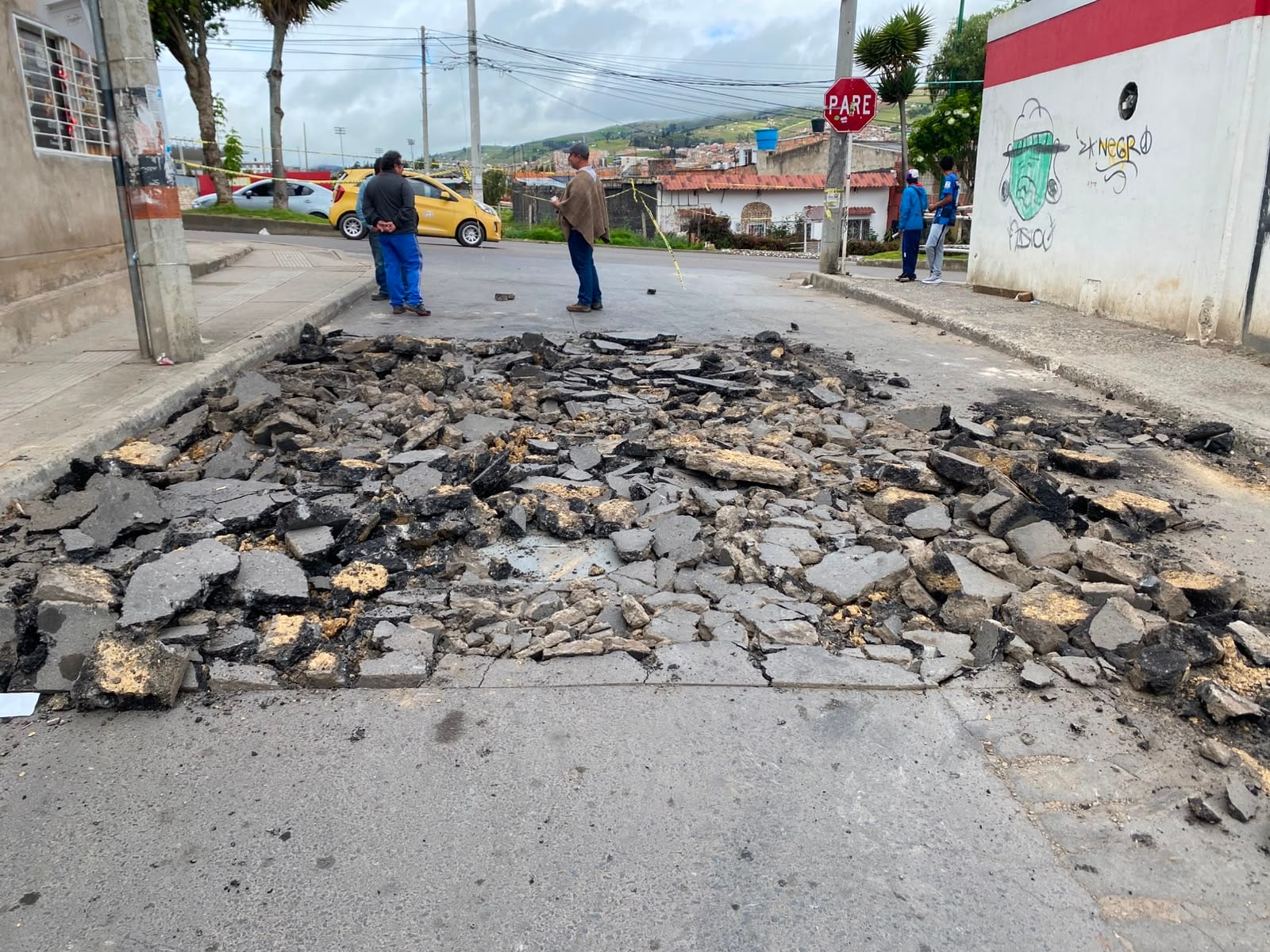 El presidente de la JAC de Patriotas denunció que una intervención ejecutada por Don Matías S.A.S. rompió la carrera segunda del barrio, reparada hace cinco meses, y dejó bloqueada una de las principales conexiones entre el Terminal y el centro de Tunja.