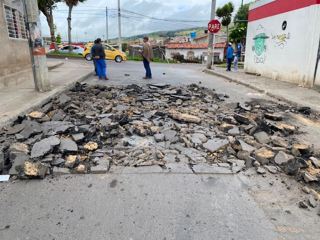 El presidente de la JAC de Patriotas denunció que una intervención ejecutada por Don Matías S.A.S. rompió la carrera segunda del barrio, reparada hace cinco meses, y dejó bloqueada una de las principales conexiones entre el Terminal y el centro de Tunja.