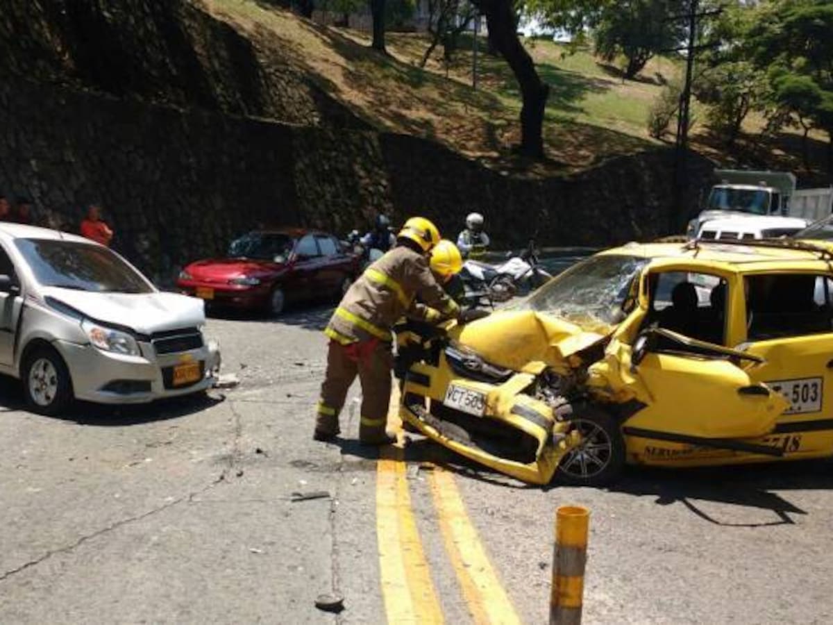 Fuerte accidente entre taxi y carro particular congestionan Avenida Circunvalar