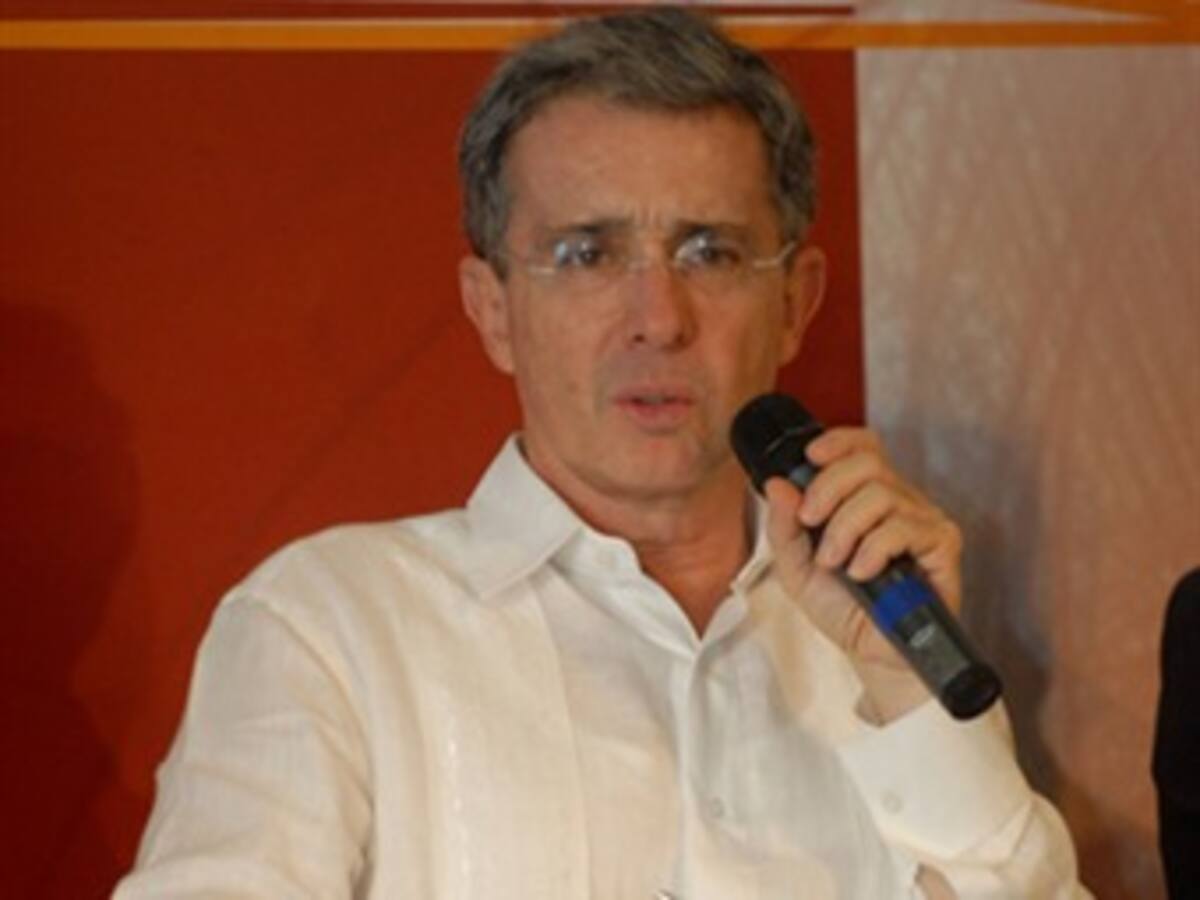 Uribe ordena suspender el pago de subsidios de AIS a los sectores más pudientes