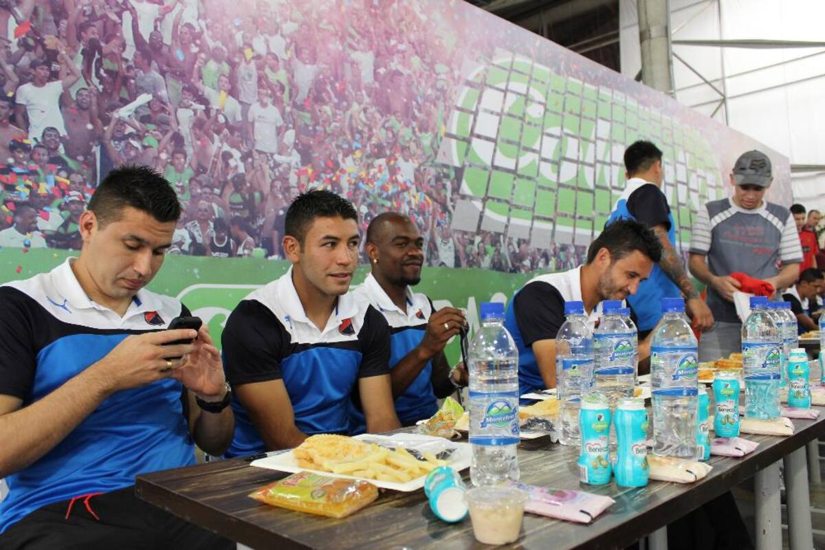 Cuerpo técnico y jugadores disfrutaron por igual de una mañana con fieles seguidores en Plaza Mayor Medellín.