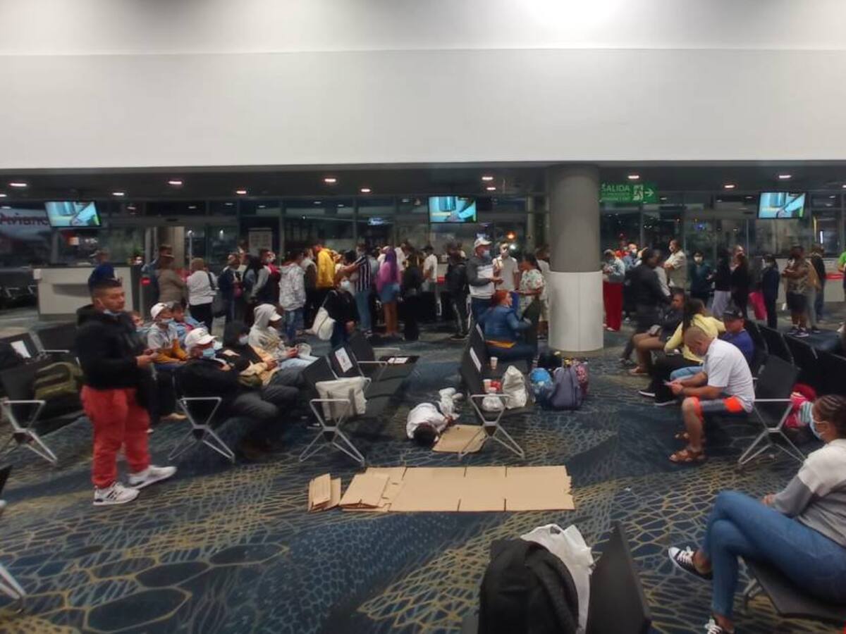 En el aeropuerto el Dorado pasajeros pasaron la noche en el piso
