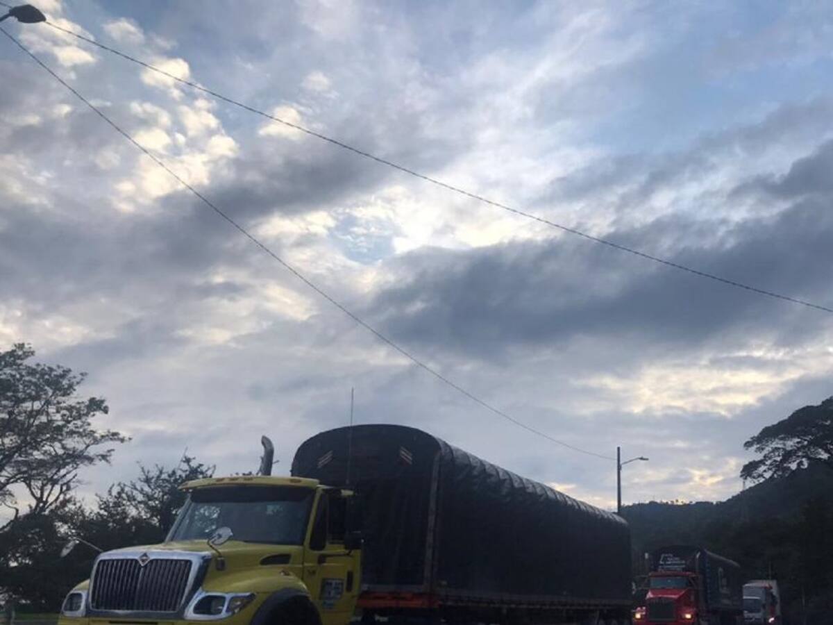 Ante cierres en la Línea transportadores piden que no les cobren peajes