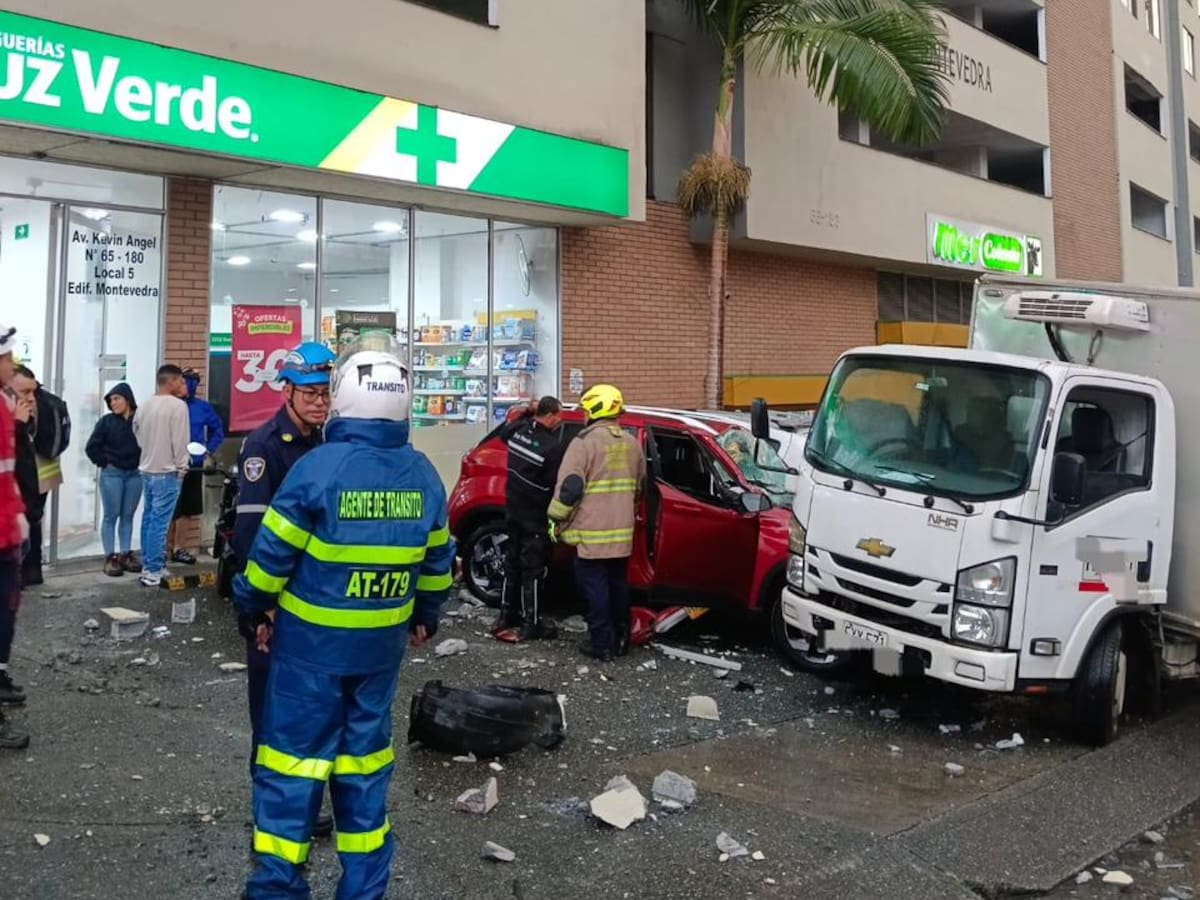 Un vehículo cayó desde el tercer piso de un parqueadero en la ciudad de Manizales