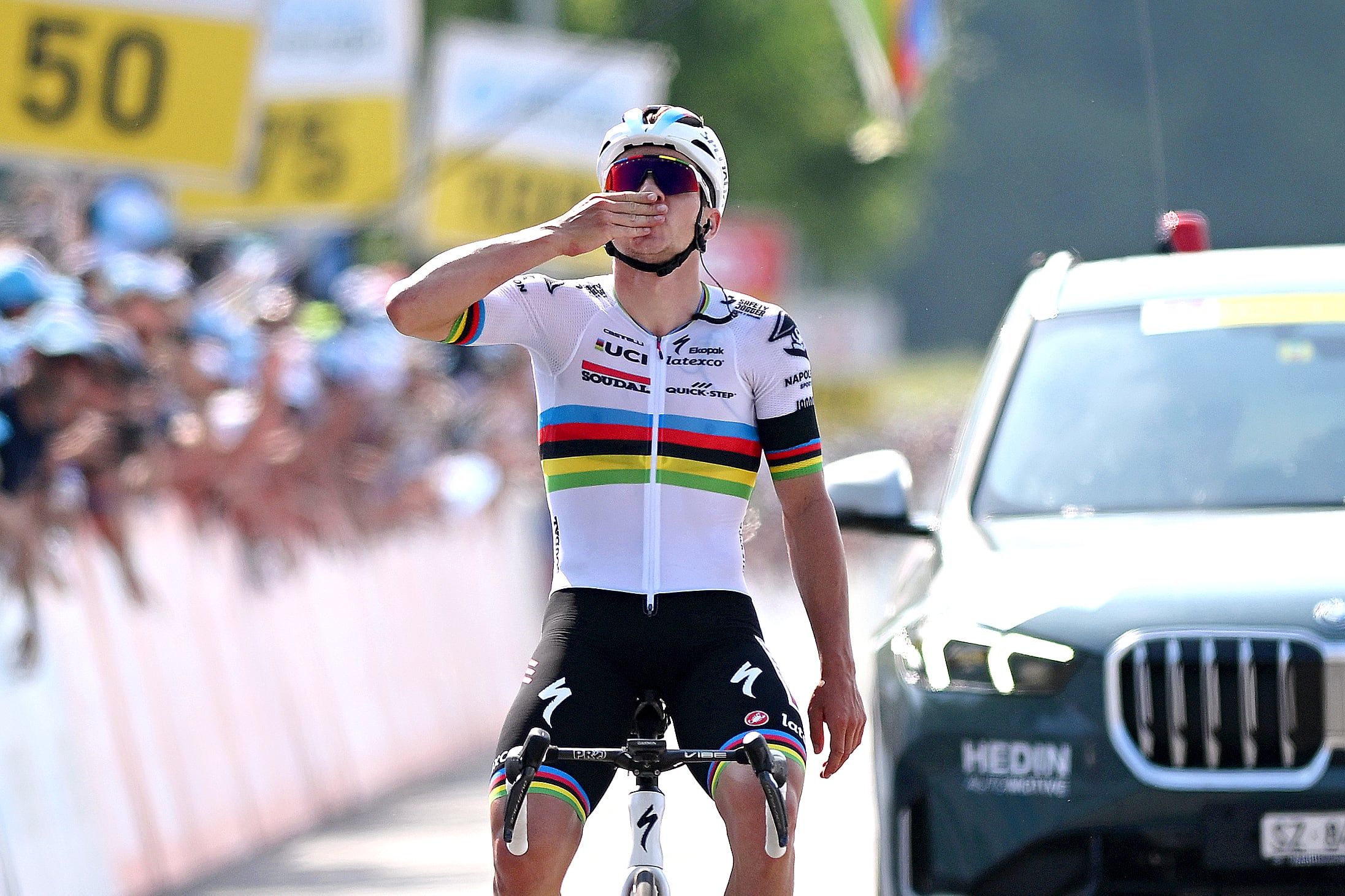 Remco Evenepoel con una dedicatoria especial para Gino Mäder. (Photo by Dario Belingheri/Getty Images)