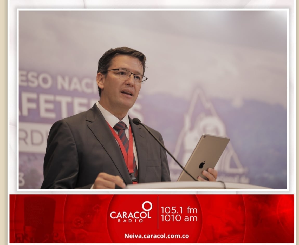 91 Congreso Nacional de Cafeteros Extraordinario, y quien tomó juramento al nuevo gerente.