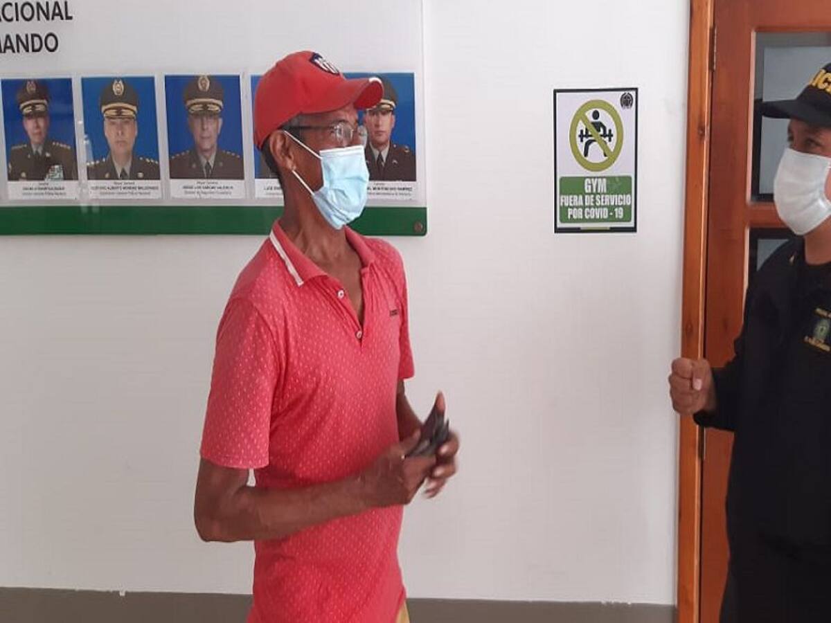 En un acto valeroso, un policía encontró y entregó $2 millones a su dueño