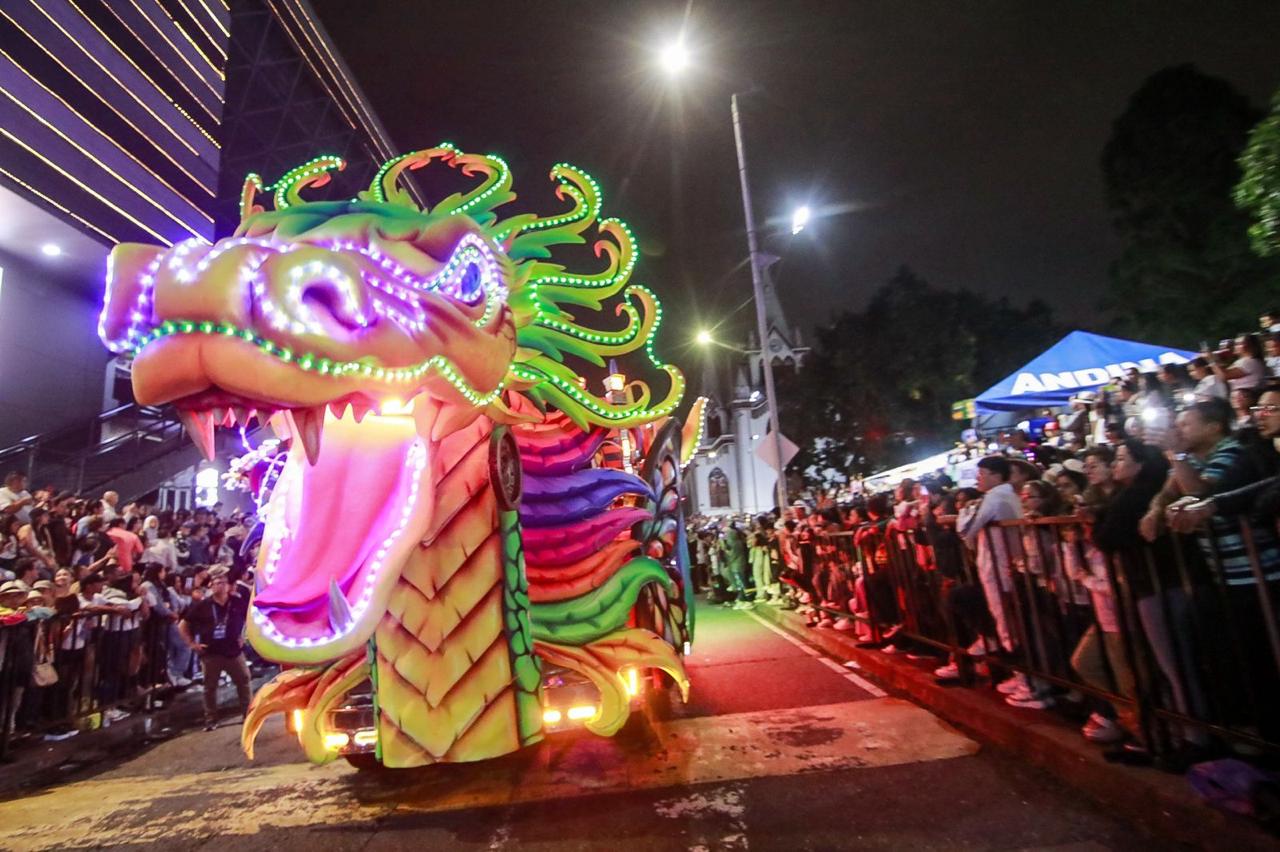 Carroza del desfile de las naciones en la Feria de Manizales