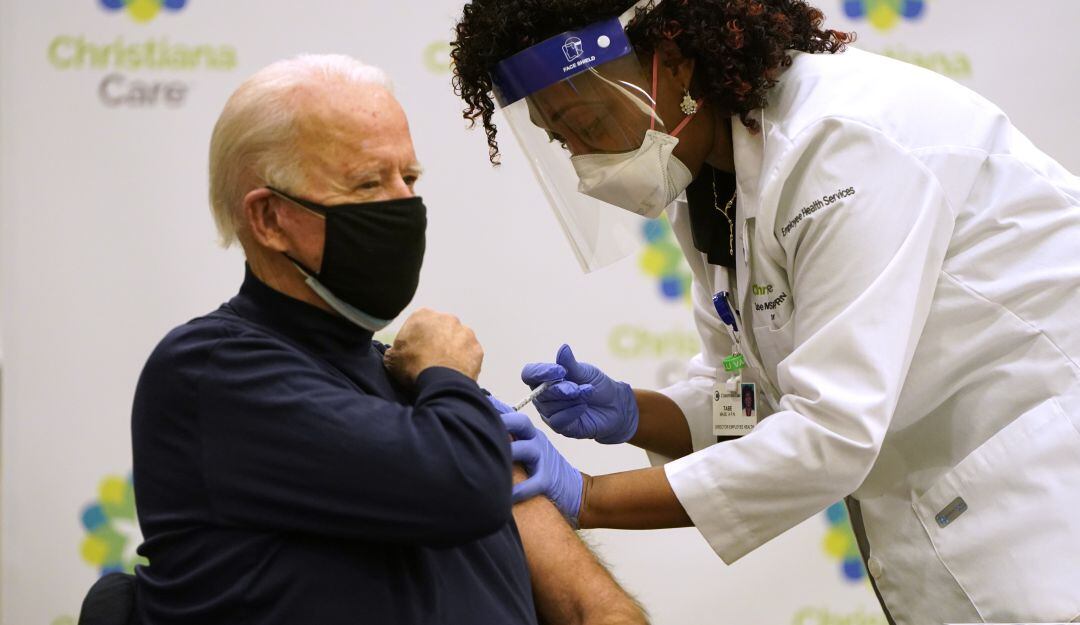 El presidente electo de los Estados Unidos recibe una dosis de la vacuna Pfizer contra el coronavirus.