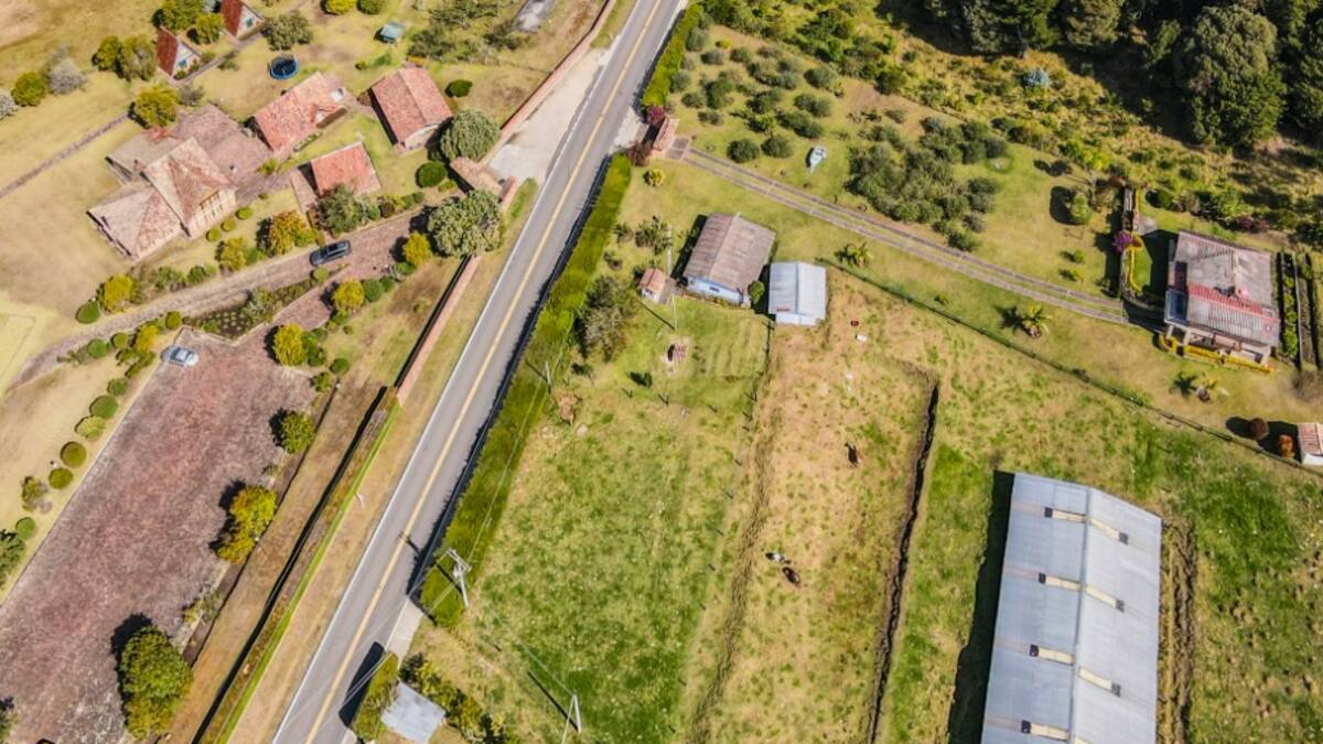 Los 72 manantiales de agua que frenaron una importante obra de movilidad cerca a Bogotá