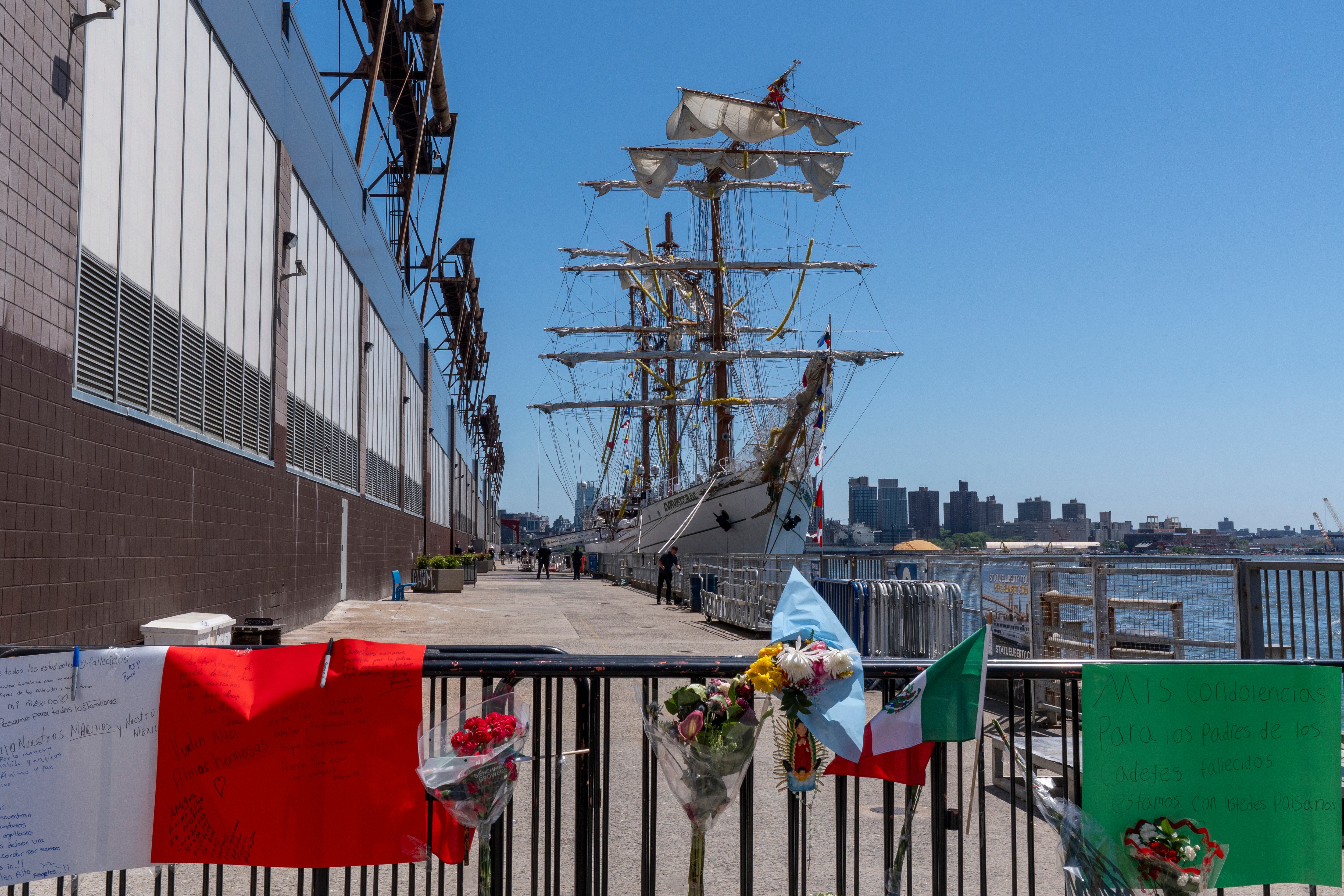 AME9093. NUEVA YORK (ESTADOS UNIDOS), 19/05/2025.- Fotografía del buque escuela Cuauhte´moc estacionado en el puerto 36 este lunes, en Nueva York (Estados Unidos). Las investigaciones para esclarecer las causas que ocasionaron el impacto del buque escuela Cuauhtémoc con el puente de Brooklyn avanzan de la mano de autoridades estadounidenses y solo dos cadetes permanecen bajo atención médica en Nueva York, confirmó la presidenta Claudia Sheinbaum. EFE/ Ángel Colmenares