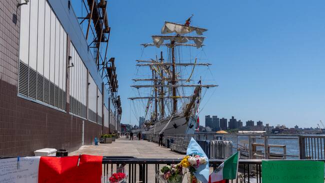 AME9093. NUEVA YORK (ESTADOS UNIDOS), 19/05/2025.- Fotografía del buque escuela Cuauhtémoc estacionado en el puerto 36 este lunes, en Nueva York (Estados Unidos). Las investigaciones para esclarecer las causas que ocasionaron el impacto del buque escuela Cuauhtémoc con el puente de Brooklyn avanzan de la mano de autoridades estadounidenses y solo dos cadetes permanecen bajo atención médica en Nueva York, confirmó la presidenta Claudia Sheinbaum. EFE/ Ángel Colmenares