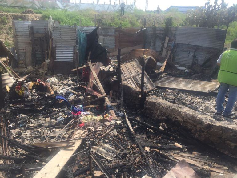 El incendio destruyó tres viviendas de madera en el barrio Villas San Carlos al sur de Barranquilla.