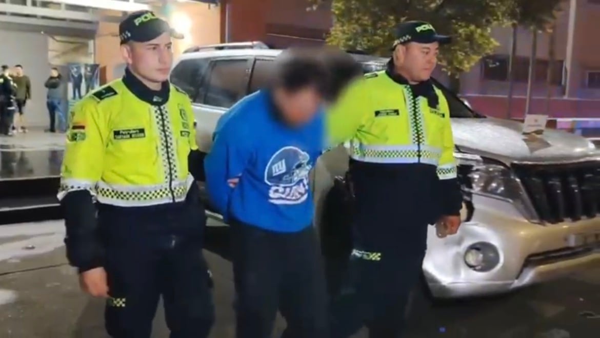 Delincuente robó camioneta e intentó huir por el carril de TransMilenio: ya fue capturado