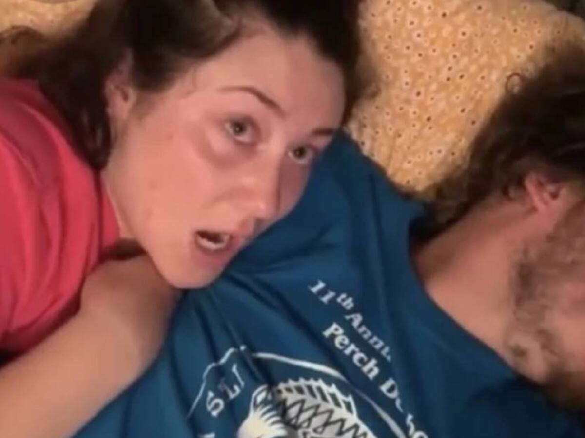 Se hace el muerto: encontró a su esposa y mejor amigo entrepiernados