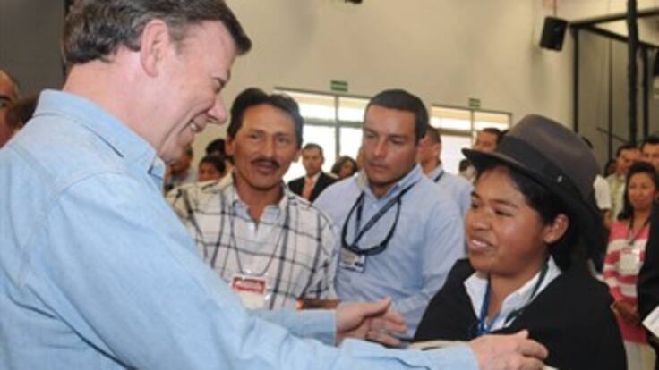 Santos prometió devolverle la tierra a los desplazados