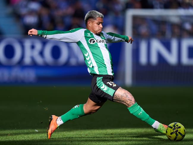 OVIEDO, SPAIN - JANUARY 10: Cucho Hernandez of Real Betis in action during the LaLiga EA Sports match between Real Oviedo and Real Betis Balompie at Carlos Tartiere on January 10, 2026 in Oviedo, Spain. (Photo by Juan Manuel Serrano Arce/Getty Images)