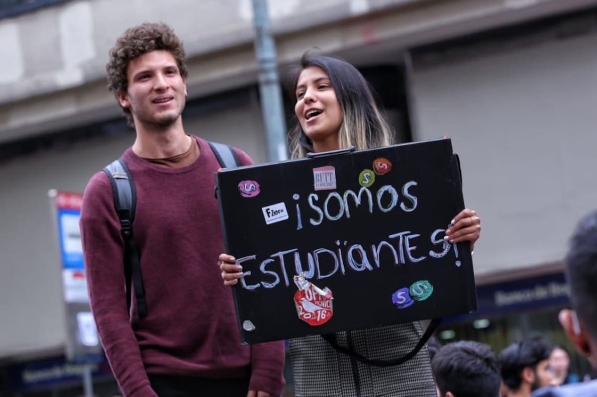 Universitarios durante la protesta. 