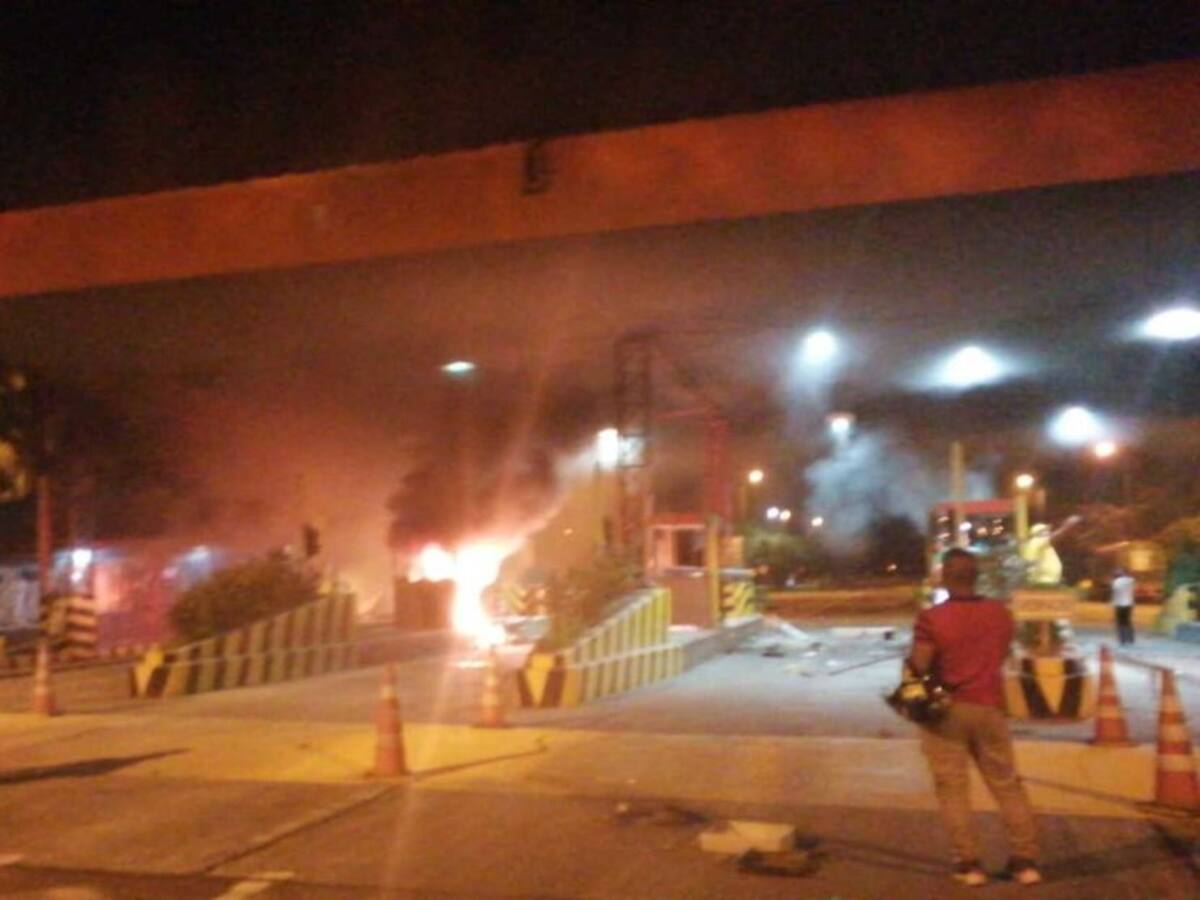 Manifestantes destruyen peaje Neiva-Bogotá