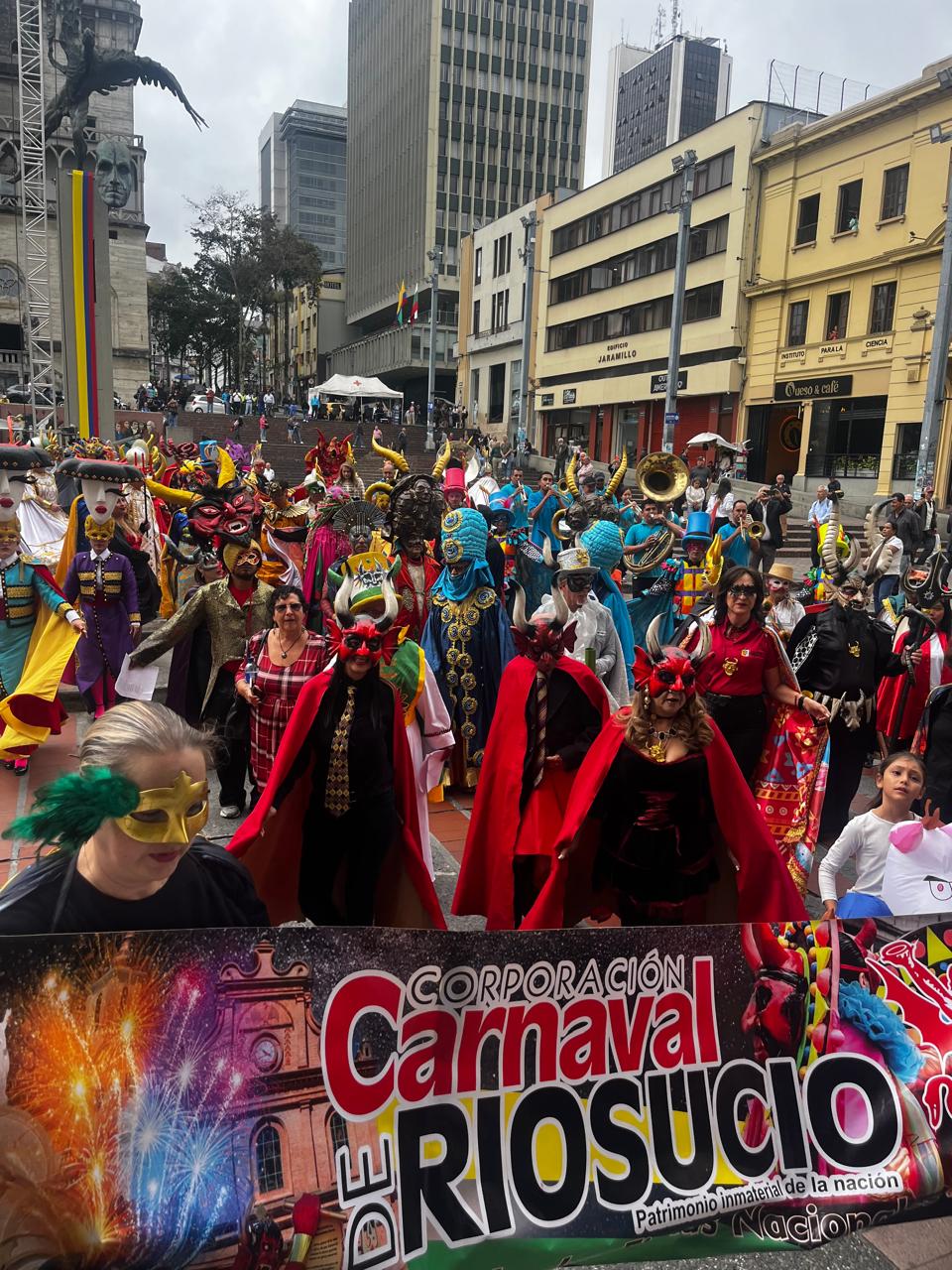 Desfile de comparsas y cuadrillas del Carnaval de Riosucio en Manizales