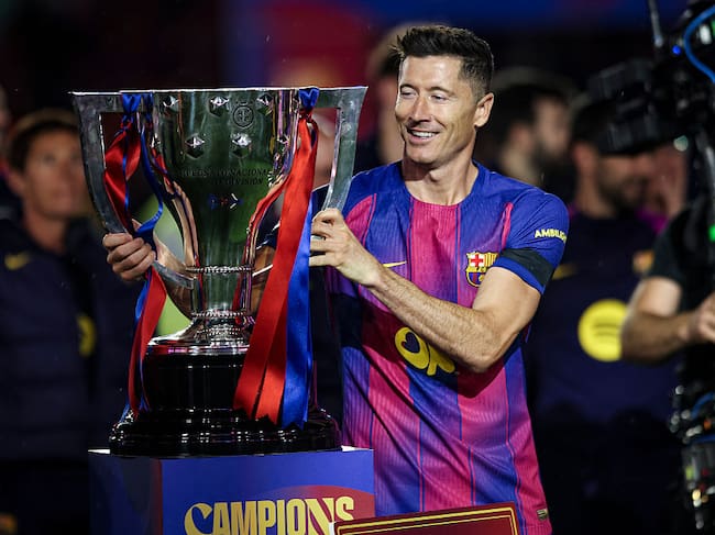 Robert Lewandowski of FC Barcelona holds the La Liga championship trophy during the La Liga EA Sports 2025/26 ''El Clasico'' match between FC Barcelona and Real Madrid at Spotify Camp Nou Stadium in May 2026 in Barcelona, Spain. (Photo by Gongora/NurPhoto via Getty Images)