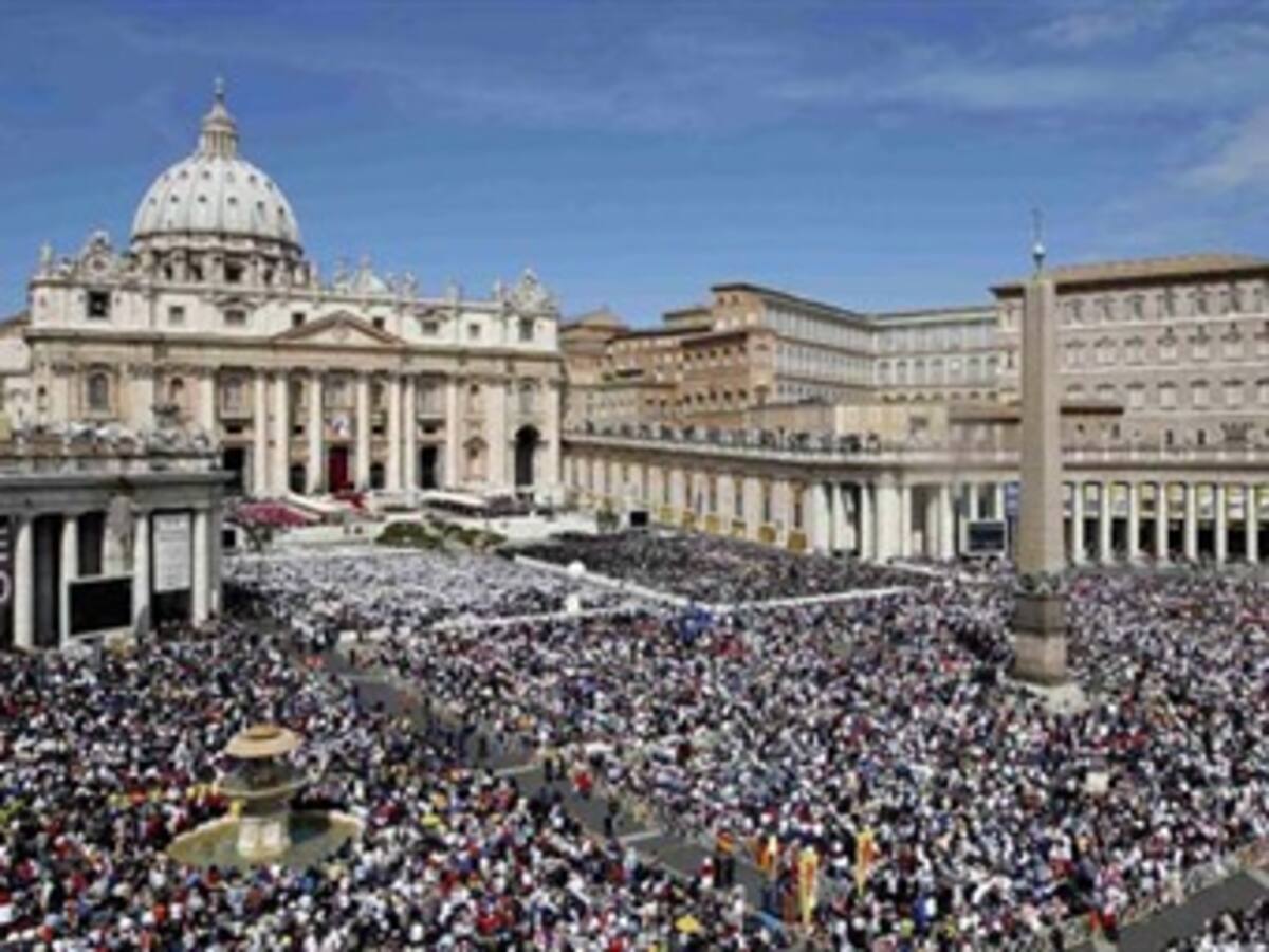 Feligreses colman la Plaza de San Pedro en El Vaticano para escuchar a Benedicto XVI