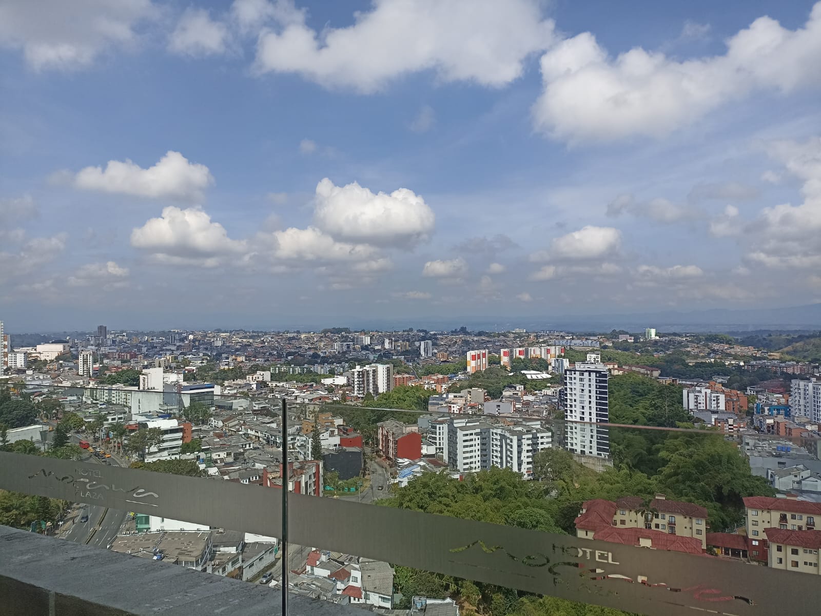 Zona occidental de la ciudad de Armenia desde el piso 17 del hotel Mocawa. Foto Adrián Trejos