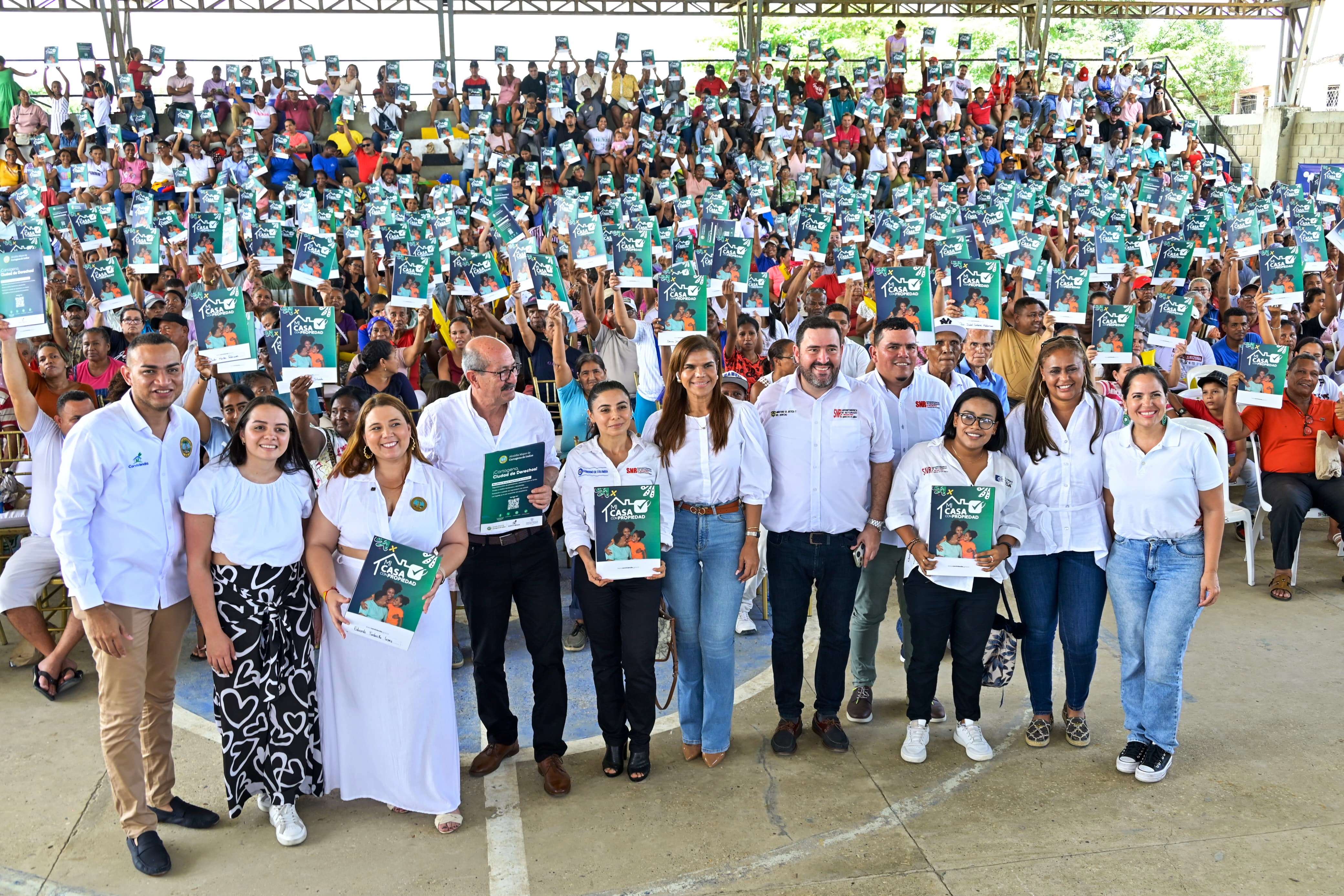 Alcaldía de Cartagena a través de Corvivienda entregó títulos de propiedad a 1201 familias