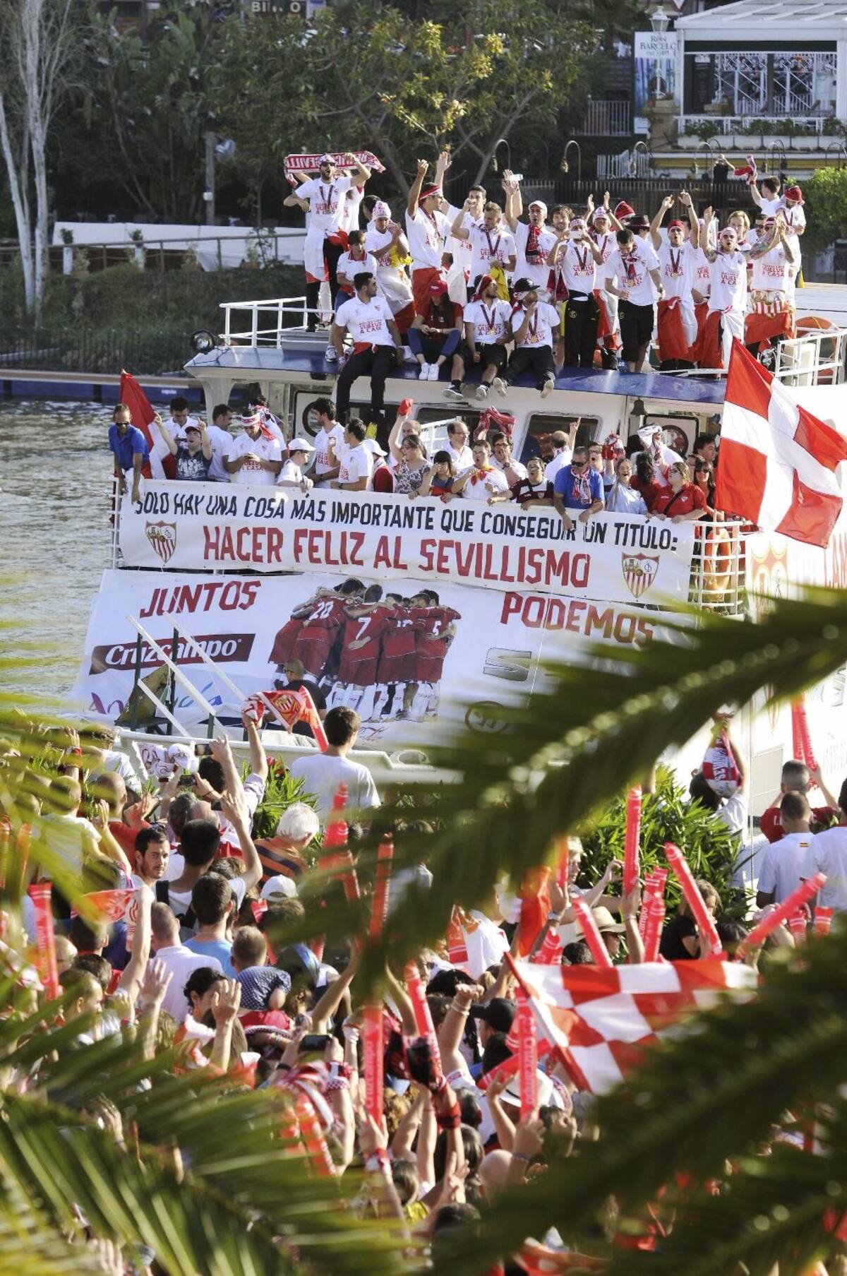 Sevilla, con el colombiano Carlos Bacca, que derrotó al Benfica y se coronó campeón de Europa por tercera vez, llegó a su ciudad y prendió la celebración con sus hinchas.