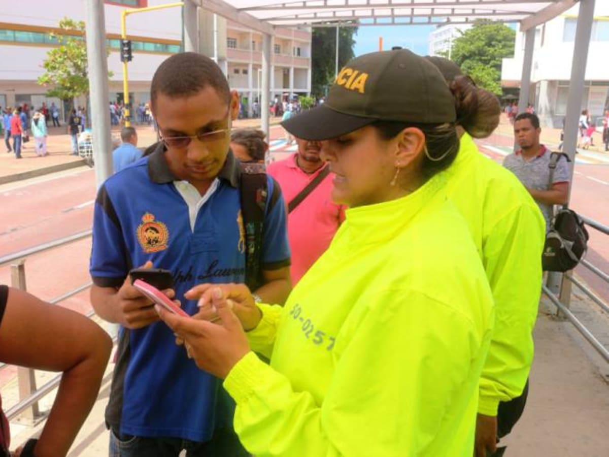 Policía verifica legalidad de celulares de usuarios de Transcaribe