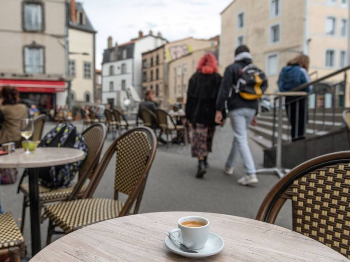 Francia extiende toque de queda a otros 38 departamentos del país