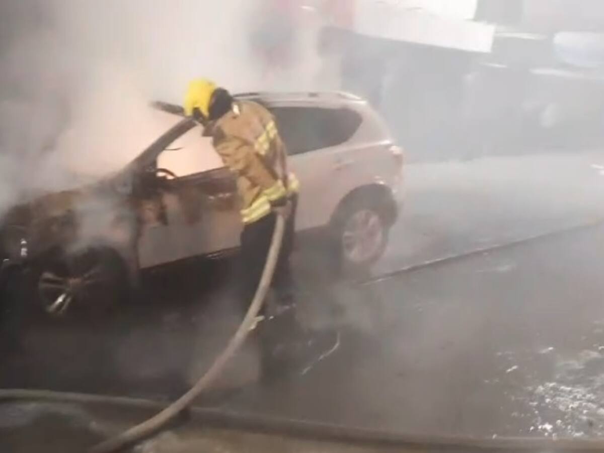 Vehículo particular se incendió en plena avenida Pedro de Heredia, en Cartagena