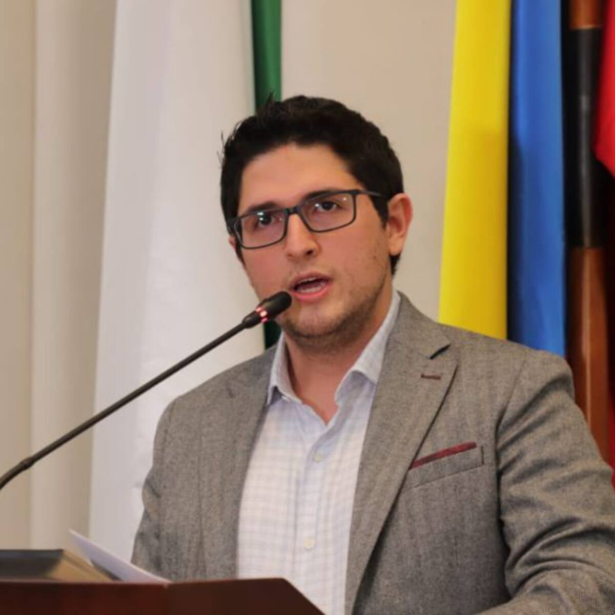Simón Perez entra al concejo de Medellín tras la salida de Daniel Carvhalo