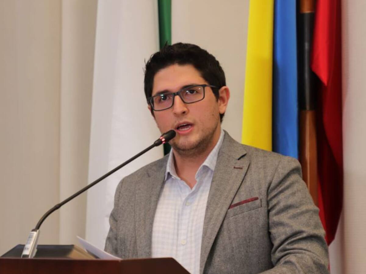 Simón Perez entra al concejo de Medellín tras la salida de Daniel Carvhalo
