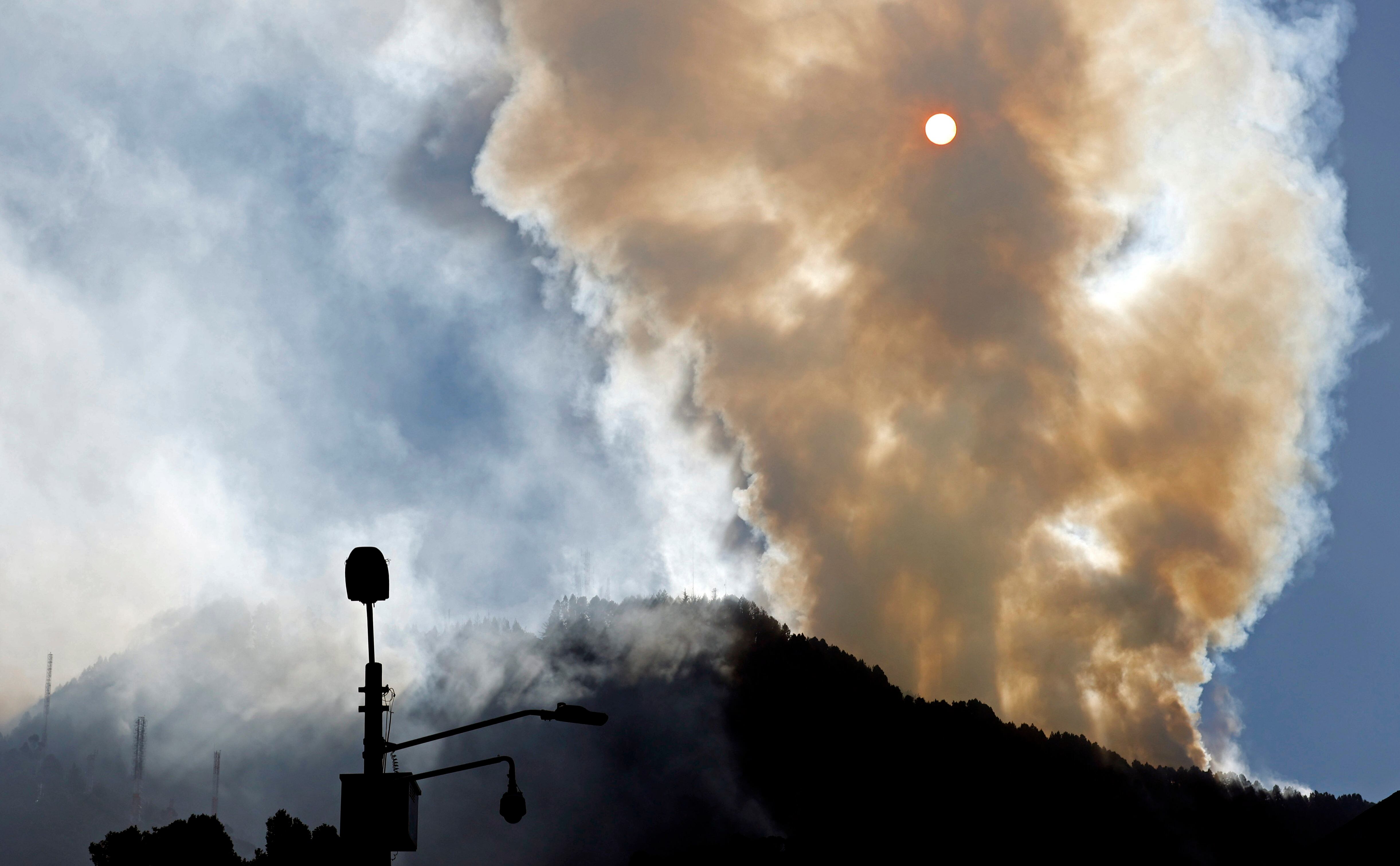 Fotografía de una columna de humo ocasionada por un incendio forestal en el cerro El Cable, en Bogotá. Foto: EFE/ Mauricio Dueñas Castañeda