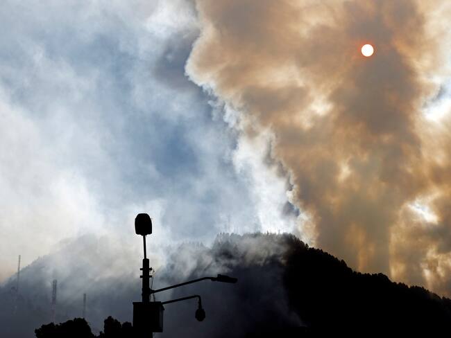 Fotografía de una columna de humo ocasionada por un incendio forestal en el cerro El Cable, en Bogotá. Foto: EFE/ Mauricio Dueñas Castañeda