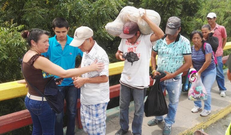 Personas llegando a Colombia por el puente Francisco de Paula Santander