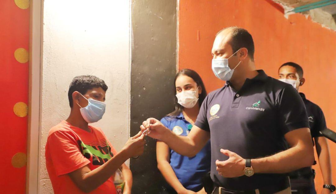 Corvivienda entregando subsidio de vivienda a madre cabeza de hogar