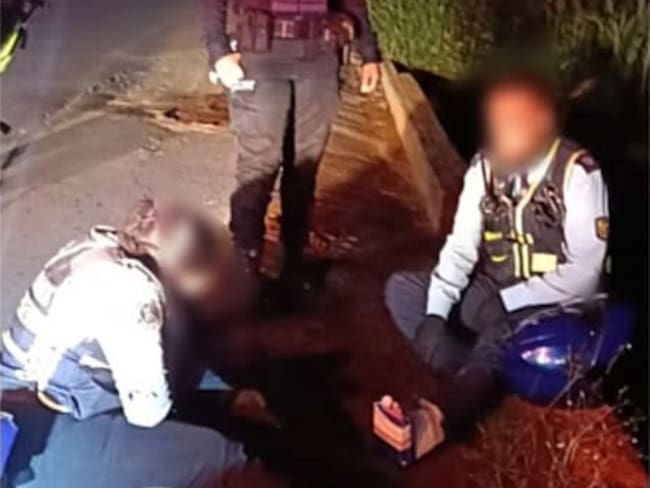 Dos agentes de tránsito de Risaralda (Caldas) agredidos por algunos civiles. Foto: El informador de occidente.