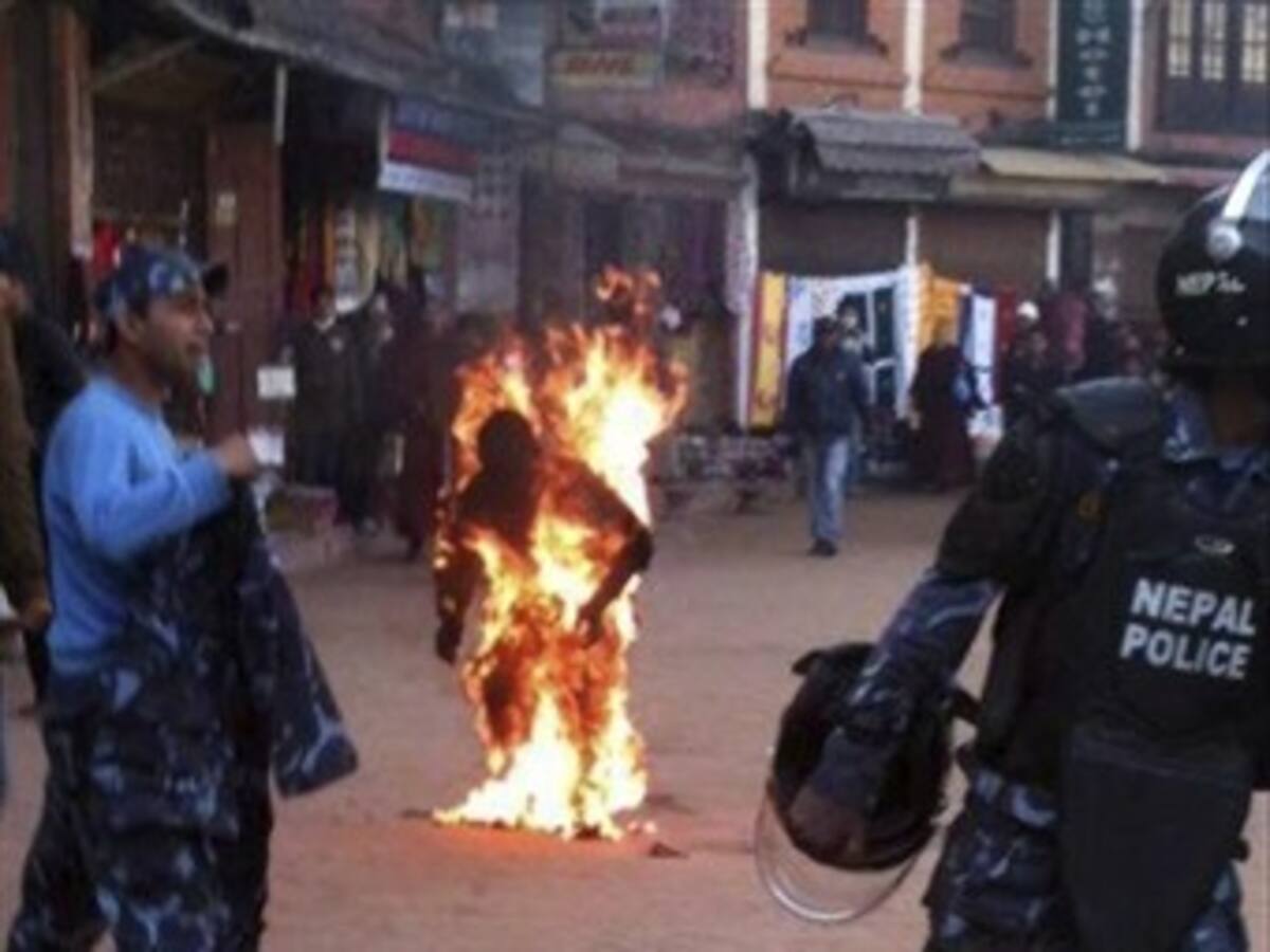 En Nepal un hombre se prende fuego